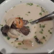 Суп с морепродуктами и шампиньонами на курином бульоне