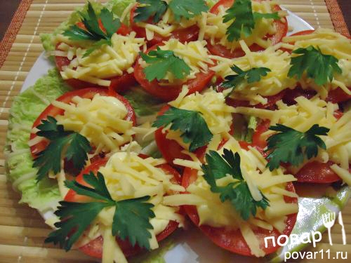 Простая закуска: свежие крепкие помидоры порезаны на кружочки, сверху капелька майонеза, чеснок, сыр, зелень.
