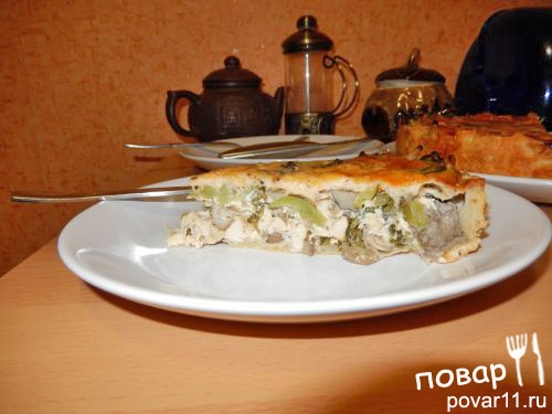 Лоранский пирог с курицей, грибами и брокколи
