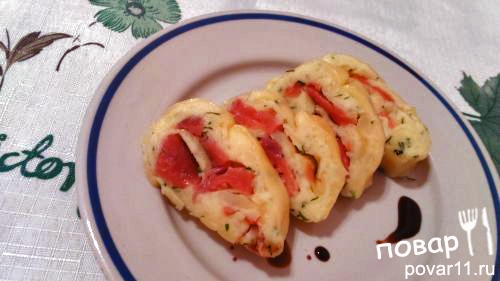 Рулет из сыра и кеты копчёной