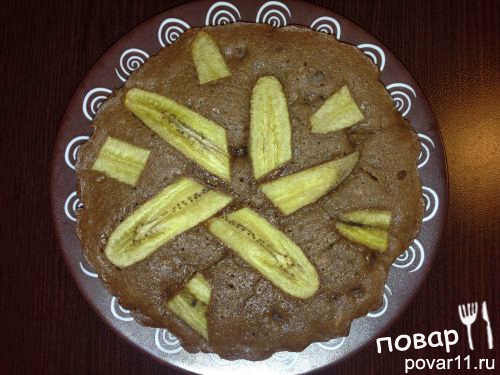 Пирог с кусочками шоколада, орехами и бананом